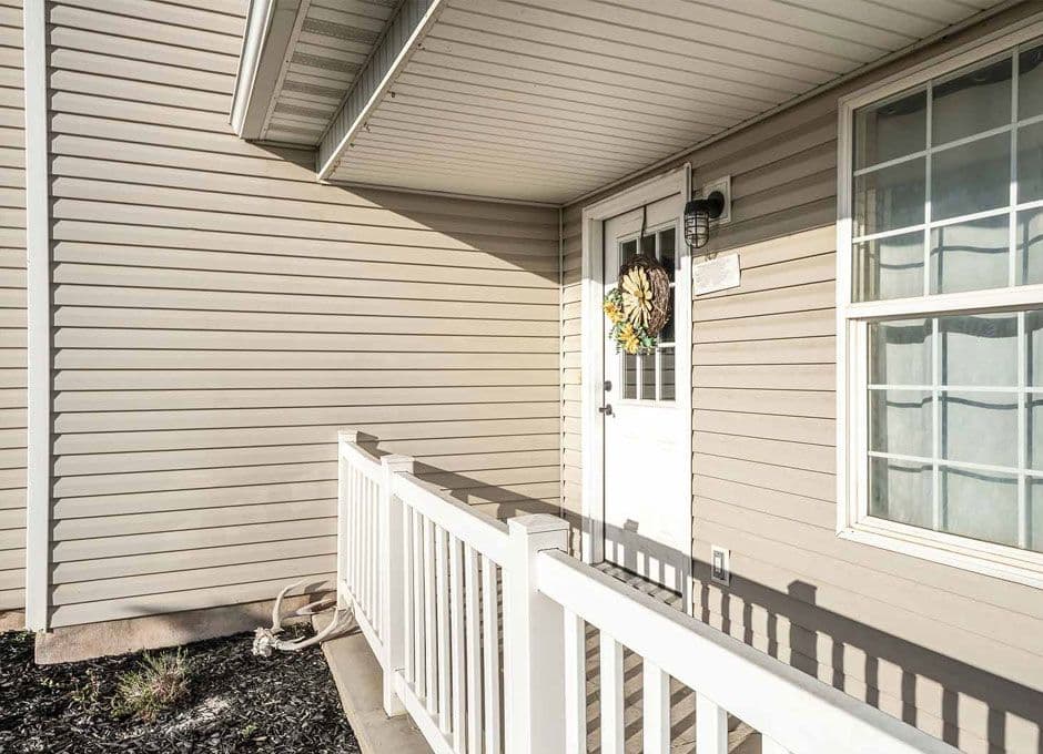 insulated-vinyl-siding-installation-image.jpg